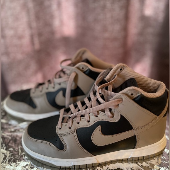 Pre loved Women’s Nike Dunk High Black, Grey and White Sneakers in Size 8 1/2 US - Picture 3 of 10